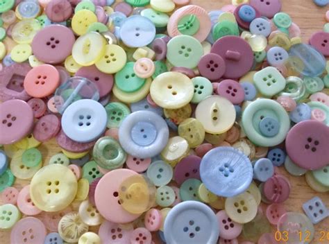 200 Pastel Buttons Scrapbooking Sewing Crafts Large To Small