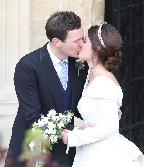 Princesa Eugenie Casamento Marcado Por Tropeço De Charlotte E Decote Para Mostrar Cicatriz