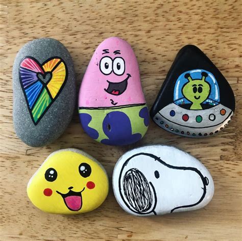 35 Incredible And Cute Painted Rock Crafts Design Ideas