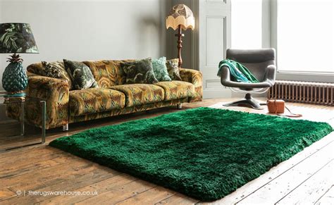 The countless shades of pink also make this a lot easier and allow you to use it in living rooms of varied styles and themes. Plush Emerald Rug in 2020 | Emerald green rug, Green home decor, Green shag rug