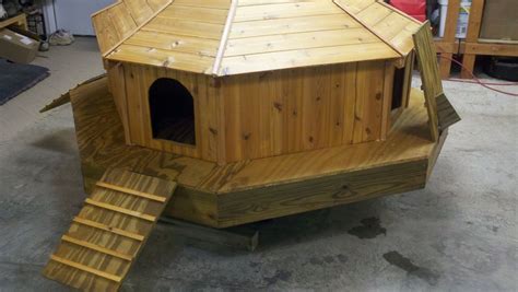 I love how ingenious this design is. DIY Floating Duck Palace.....