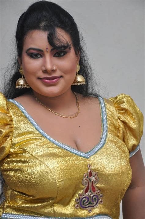Doodhwali Mallu Aunty Showing Hot Bulging Milktanks In Low Cut Golden