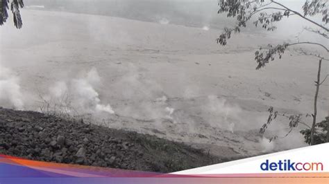 Gunung semeru atau gunung meru adalah sebuah gunung berapi kerucut di jawa timur, indonesia. Gunung Semeru Meletus, Materi Vulkanik Penuhi Area Curah ...