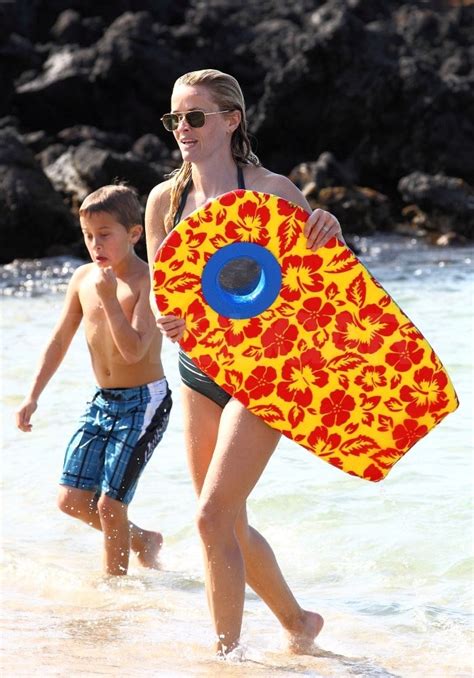 Reese Witherspoon Wearing A Bathing Suit In Hawaii Popsugar Celebrity