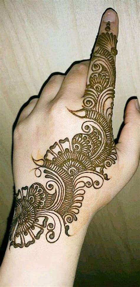 Ideal Simple Arabic Mehndi Designs For Backhand And Wrist Simple