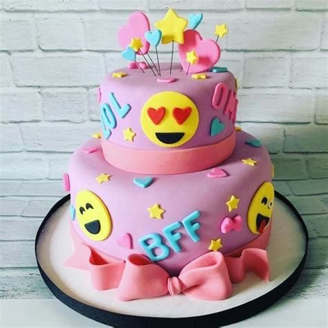 Las Tortas Más Divertidas De Emojis Tarjetas Imprimibles Emoji Birthday Cake Emoji Cake