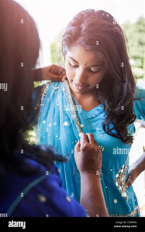 Indian Mother And Daughter In Traditional Clothing Stock Photo Alamy