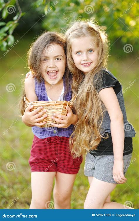 Verticale de deux filles image stock Image du allégresse