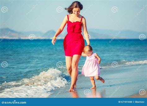 Madre E Hija Que Recorren En La Playa Foto De Archivo Imagen De