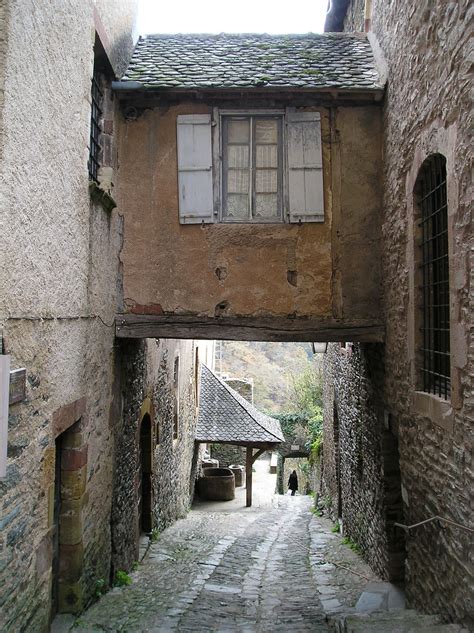 centuries old streets in conques aveyron la france profonde paysage france visite france