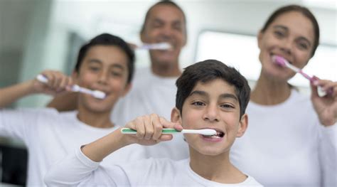 Como Ensinar O Seu Filho A Escovar Os Dentes Educamais