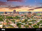 Albuquerque, Nuevo México, Estados Unidos Centro ciudad en penumbra ...