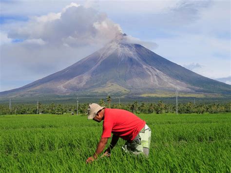 Mount Mayon Volcanic Eruption In The Philippines Pictures Cbs News