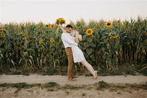 12 Sunflower Field Photoshoot Ideas Clothing And Posing Tips