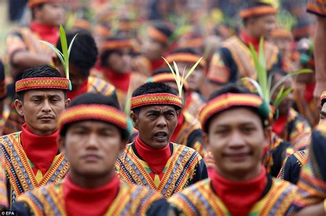 Indonesian Men Do Traditional Dance In Tourism Drive Daily Mail Online