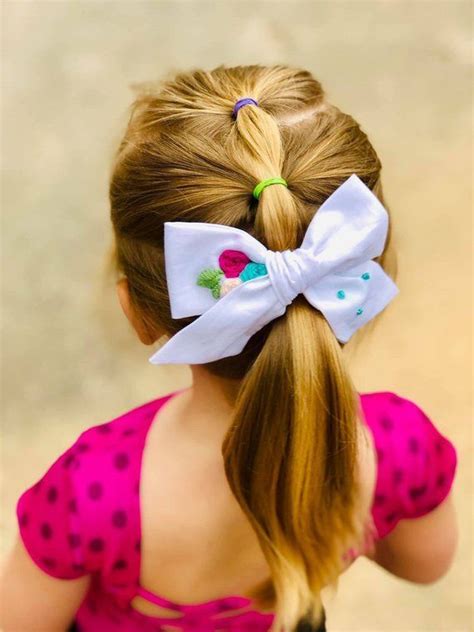 Make sure it is a clip with a center opening to allow you to tie the bow in the next step. Floral handtied bow - embroidered hair bow - pinwheel bow - baby hair bow - fl… | Penteados para ...