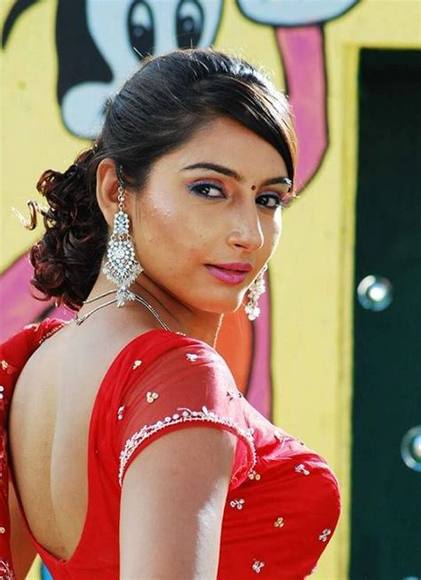 indian actress ragini dwivedi low waist round navel boobs cleavage show at telugu hot song
