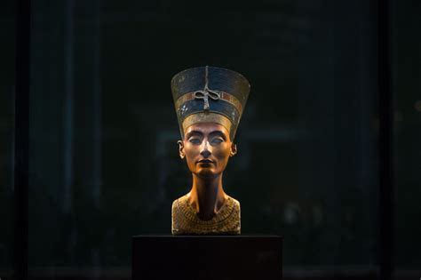 Tutankhamuns Tomb May Conceal Fabled Beauty Nefertiti Says Archaeologist