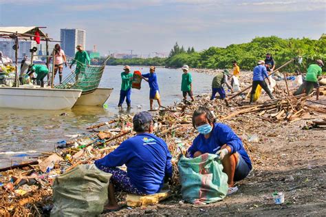 Environmental Groups Clean Up Manila Bay On The Eve Of International Coastal Cleanup Day