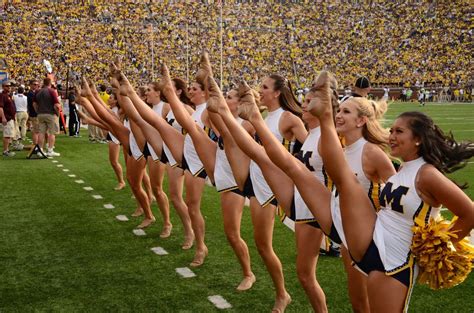 College Cheerleader Heaven Great Shot Of The Michigan Dancers Cheerleader Girl Cheerleading