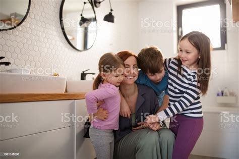 집에서 화장실에서 씨를 껴안고 있는 세 명의 어린 자녀의 어머니 가정 생활에 대한 스톡 사진 및 기타 이미지 Istock