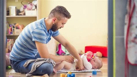 El Papá Que Cuida Al Bebé No Está Ayudando A La Madre El Ejerce Su
