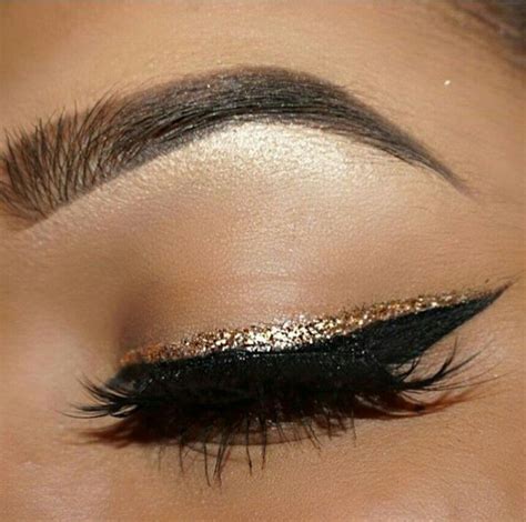8 Subtle Glitter Makeup Looks For Your Everyday Routine Society19