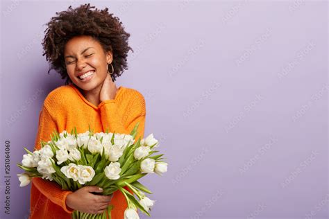 Foto De Jubilant Upbeat Black Woman Has Curly Hair Broad Shining Smile