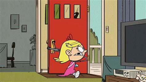 Image S1e14a Lola Opens The Door With Her Crutchpng The Loud House