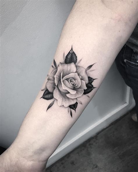 Épinglé Par Prez Gon Sur Tattoo Tatouage Rose Tatouage Rose Poignet