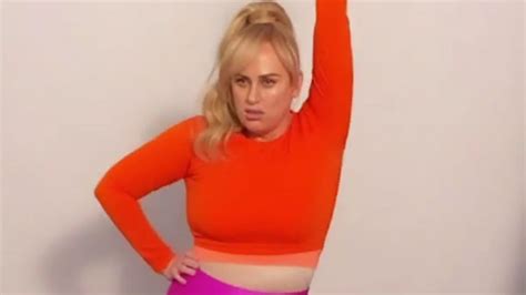 Get her story at biography.com. Bauchfrei: Rebel Wilson präsentiert selbstbewusst ihren ...