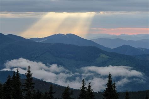 Premium Photo Majestic Sunset In The Mountains Landscape With Sunny