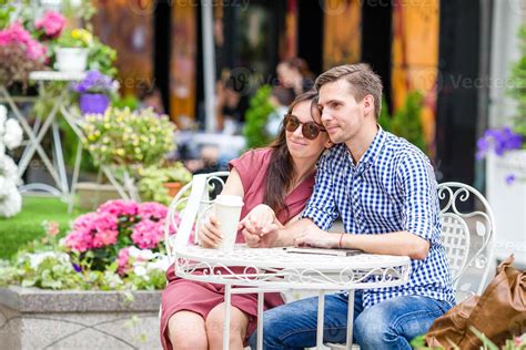 restaurant touristenpaar das im café im freien isst junge frau genießt zeit mit ihrem ehemann