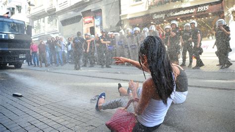 Turquie La Gay Pride Dispers E Coups De Canons Eau Et Balles En