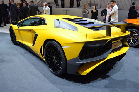 Lamborghini Aventador Sv Gets Tougher Tighter And Lighter Autoguide