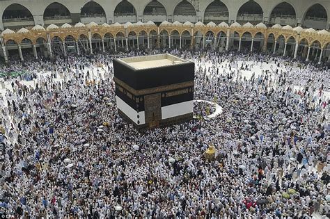 Hajj Pilgrimage Sees Over 1m Muslims Gather In Saudi Arabia S Mecca Daily Mail Online