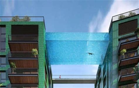 The bbc says the london sky pool is the world's first transparent pool built between two swimmers enjoy warm weather in london at the sky pool which is believed to be the world's first. Une piscine de verre suspendue entre 2 immeubles | Pratique.fr