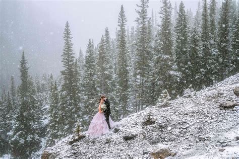 27 Snowy Wedding Photo Ideas To Steal For Your Winter Wedding