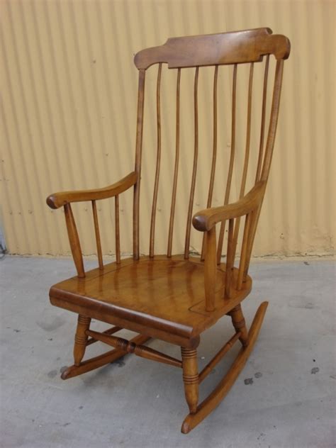 Listed below are some popular types of antique chairs that originated in europe and the united states during the past 300 years. 2020 Latest Old Fashioned Rocking Chairs