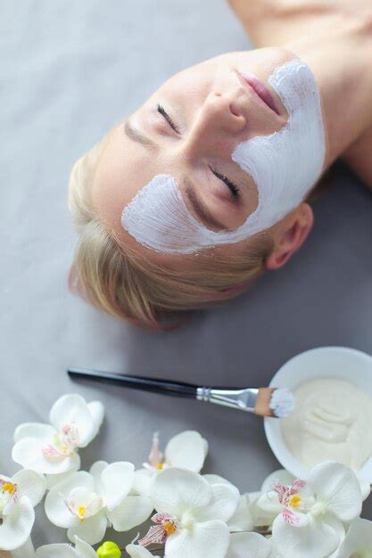 Premium Photo Face Maskbeautiful Young Girl At Spa Cosmetician Woman