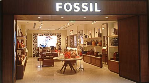 Is an american fashion designer and manufacturer founded in 1984 by tom kartsotis and based in richardson, texas. Fossil bets big on wearable tech - GQ India