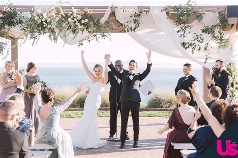Ali Fedotowsky Marries Kevin Manno In Beachside Wedding Photos Us Weekly