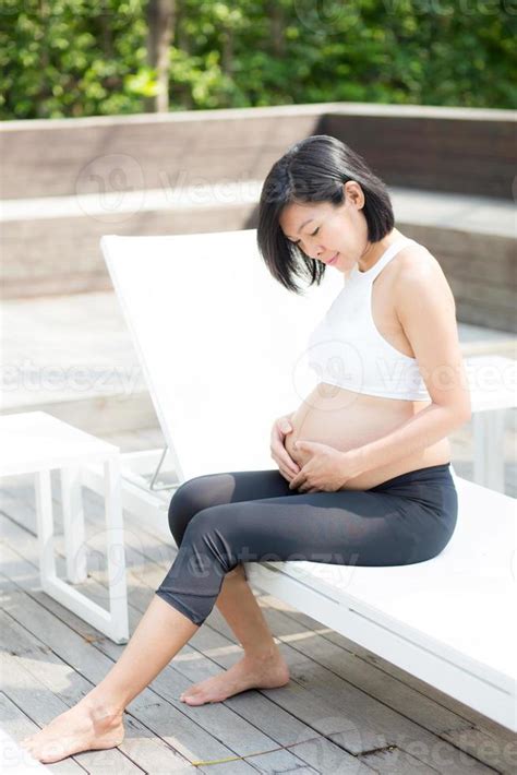 mujer joven asiática embarazada relajarse en el parque 3191750 Foto de