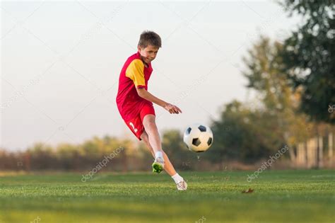 Niños Pateando Una Pelota De Fútbol — Foto De Stock © Fotokostic 88879754