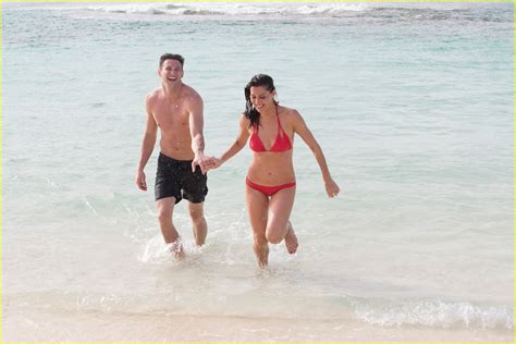 The Bachelorettes Becca Kufrin Hits The Beach With Garrett And Blake In