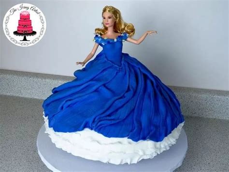 Malibu barbie® and her friends made their sunny debut in 1971! Pin von Monica Canales auf сладости | Kleider kuchen ...