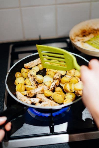 Por eso, cuando vamos a adquirir uno en el mercado siempre nos preguntamos cuál además, queremos adquirir el aceite más saludable. Te enseñamos el mejor método de cocinar en sartén sin que ...