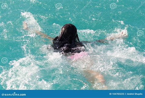 La Fille Se Baigne Dans Le Parc Aquatique Image Stock Image Du Gosse