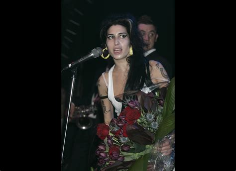 Amy Winehouse S Wedding Dress Stolen From Her London Home MyDaily UK
