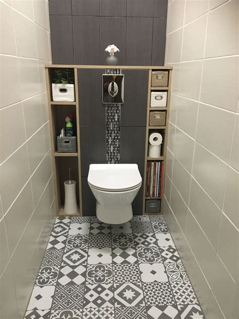 Une petite salle d'eau grise et blanche agencée de façon à pouvoir compter une baignoire, un wc, un lavabo et des meubles de rangement. Épinglé par Ali Et Mojito sur bathroom ideas | Petite ...
